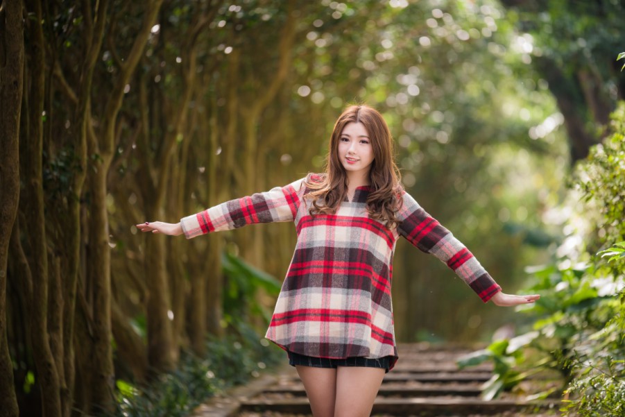 这才是中年女人该有的穿搭，上衣挺括、下装宽松，优雅又显瘦
