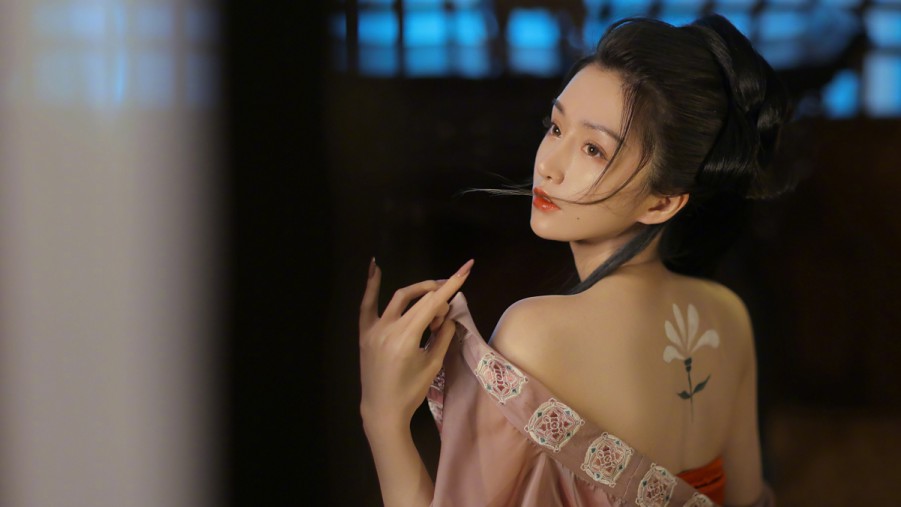 女子候车时因中暑摔倒，路过的珠海民警及时伸出援手，化险为夷！